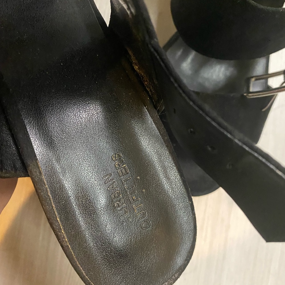 Black heels - Picture 4 of 4
